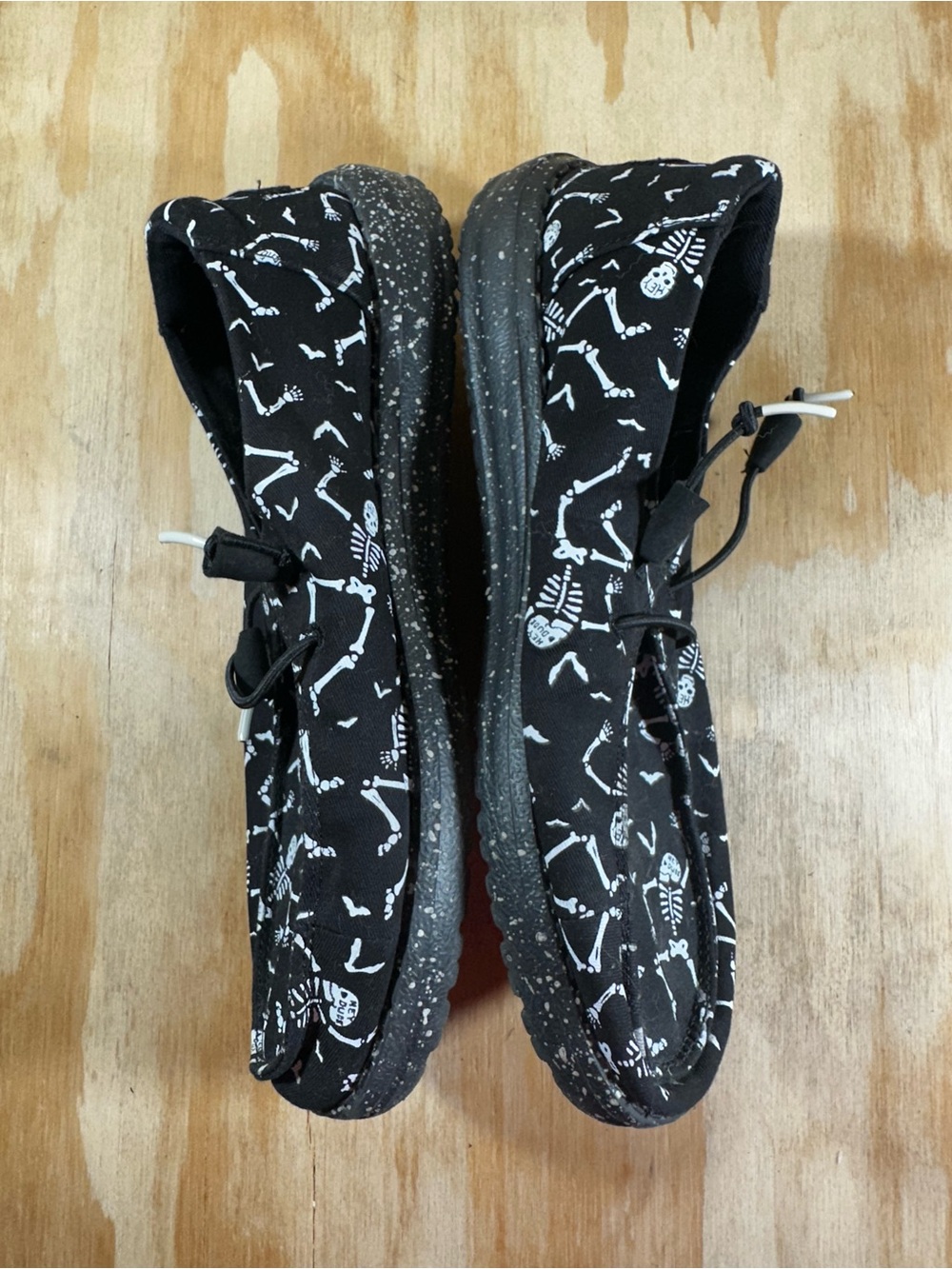 Hey Dude Halloween Black Skeleton Print Slip-On Shoes Women’s Size 11 - Picture 4 of 8